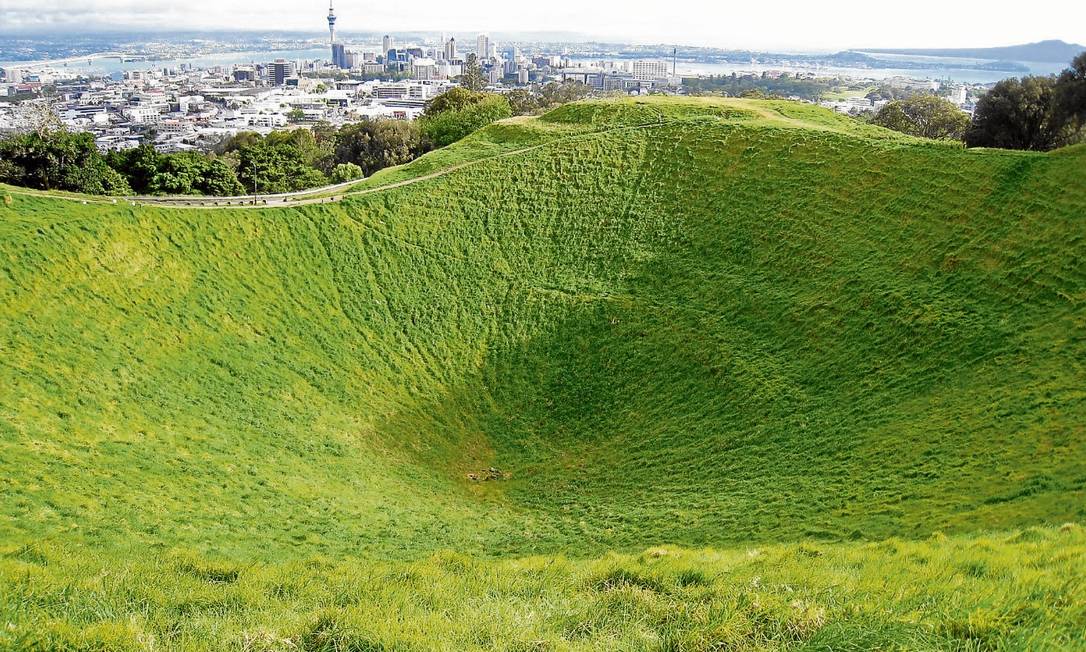 
A cratera do Monte Eden com a vista para Auckland, na Nova Zelândia
Foto: Carlos Albuquerque / O Globo