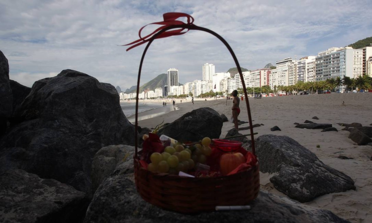 Oferendas se espalharam pela praia com pedidos de um bom Ano Novo Foto: Custódio Coimbra / O Globo