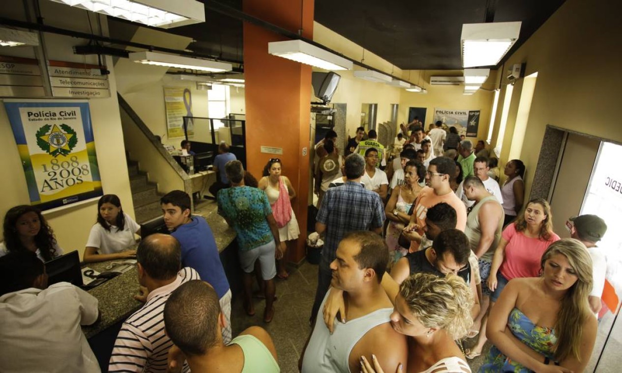 Turistas aguardam para registrar furtos e procurar documentos na 12ª DP Foto: Agência O Globo