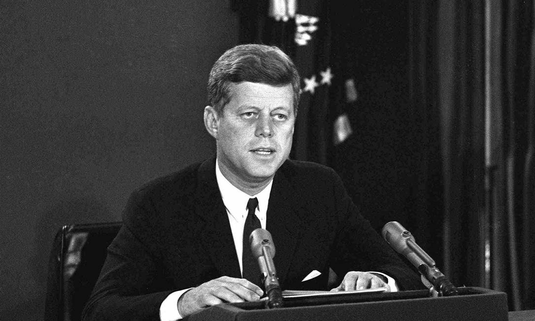 FILE - In this Oct. 22, 1962 file photo, President John F. Kennedy makes a national television speech from Washington. He announced a naval blockade of Cuba until Soviet missiles are removed. The Kennedy image, the "mystique" that attracts tourists and historians alike, did not begin with his presidency and is in no danger of ending 50 years after his death. Its journey has been uneven, but resilient _ a young and still-evolving politician whose name was sanctified by his assassination, upended by discoveries of womanizing, hidden health problems and political intrigue, and forgiven in numerous polls that place JFK among the most beloved of former presidents.(AP Photo) Foto: AP
