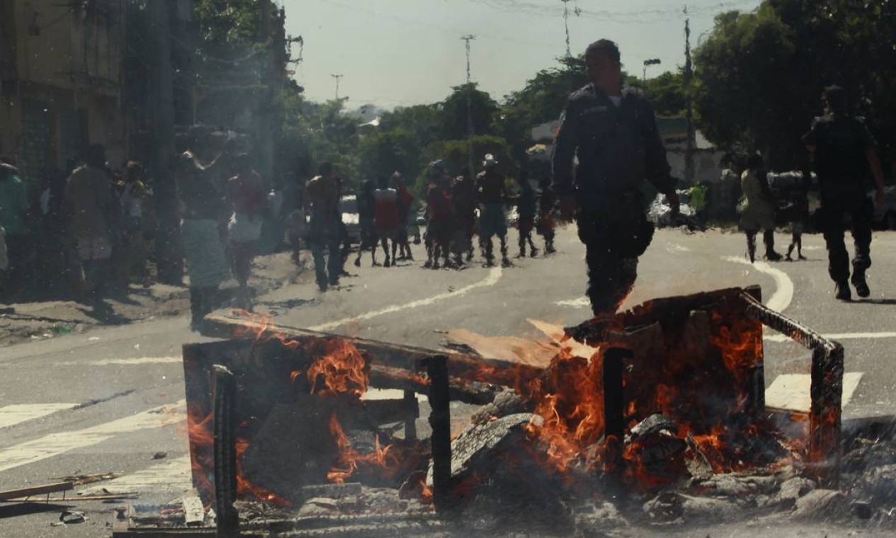 Material incendiado por moradores da Favelinha do Metrô na Avenida Radial Oeste. Via foi bloqueada ao tráfego Foto: Gabriel de Paiva / O Globo