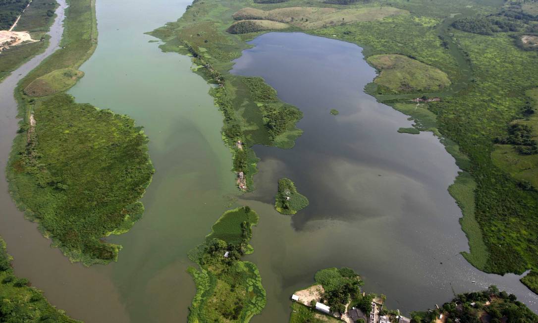 
As lagoas formadas pelas águas do rio Guandu. Estado planeja desvio em pequenos canais afluentes para diminuir carga de poluição/
Foto: Custódio Coimbra
