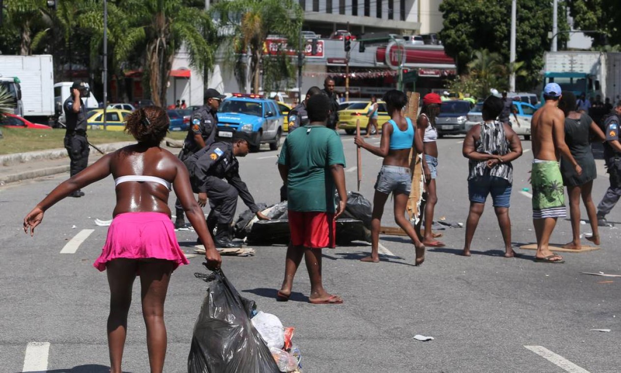 Moradores levaram sacos de lixo e pedaços de madeira para o meio da rua Foto: Guilherme Pinto / Agência O Globo