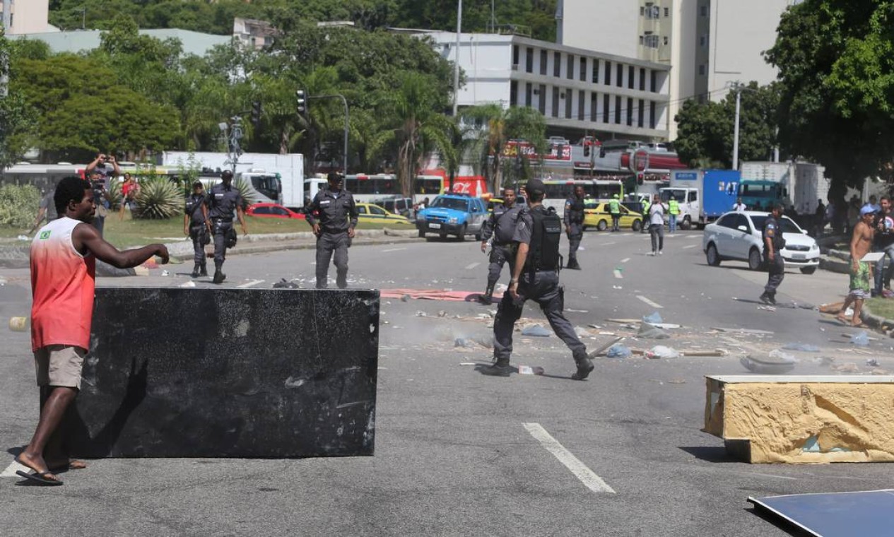 Policiais militares tentam liberar a via ao trânsito Foto: Guilherme Pinto / Agência O Globo