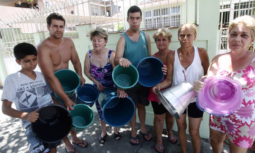 Moradores sem água na Penha Foto: Rafael Moraes / Agência O Globo (04/01/2014)