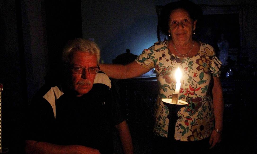 Light estoura em quase 70% o limite de falta de energia em 2013. Na foto, moradores do Cosme Velho sem energia elétrica em maio Foto: Marcelo Piu - 06/05/2013 / Agência O Globo