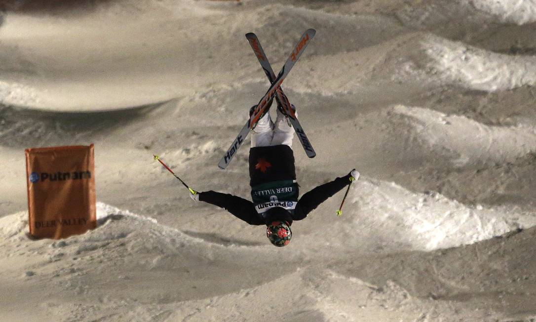 
Em competição de esqui na Freestyle World Cup, a atleta Chole Dufour-Lapointe faz malabarismos em Park City, nos Estados Unidos
Foto: Rick Bowmer / AP