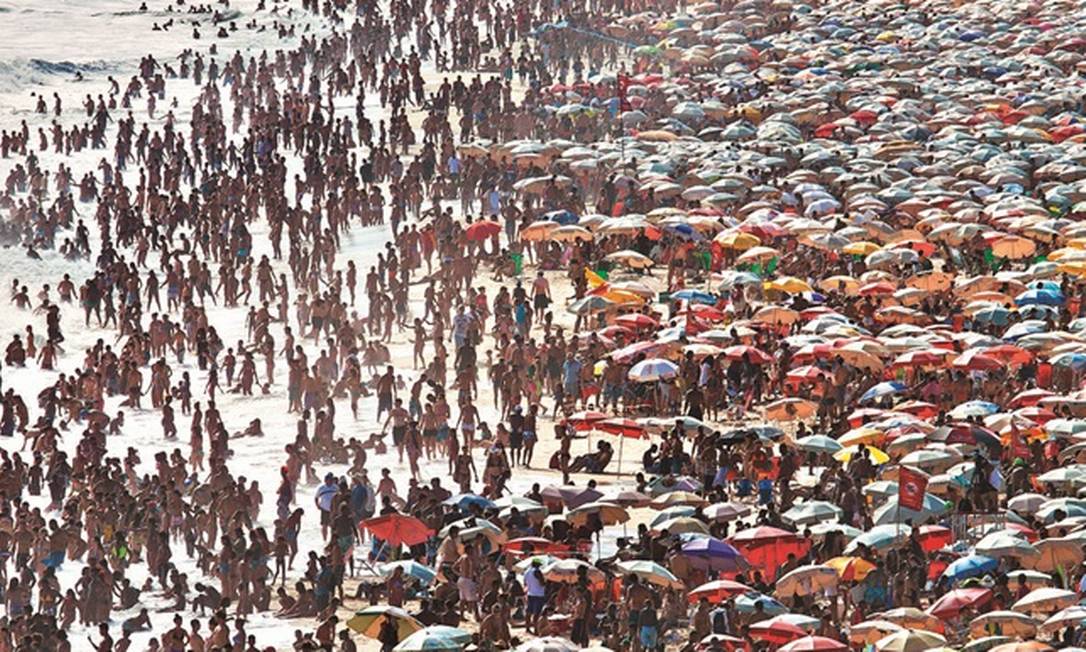 
Praia de Ipanema cheia em dia de forte calor
Foto: Ivo Gonzalez / Agência O Globo