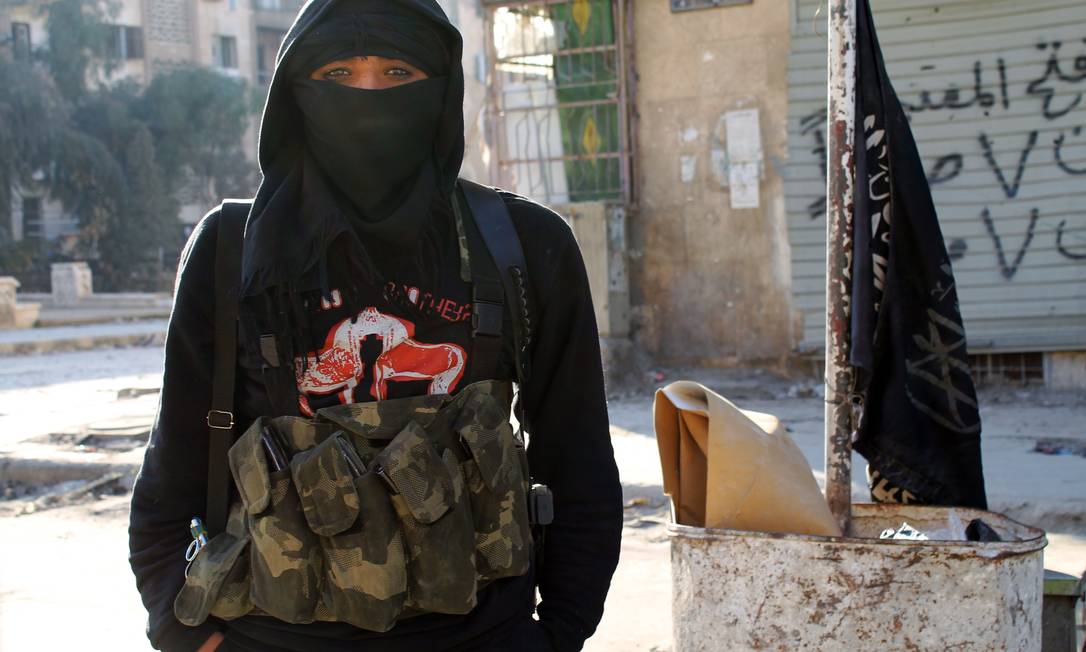 
Membro do grupo jihadista Frente al-Nusra patrulha rua, em Aleppo, na Síria: segundo Denis Bauchard, especialista em Oriente Médio, país ‘vive uma verdadeira guerra civil’
Foto: BARAA AL-HALABI / AFP