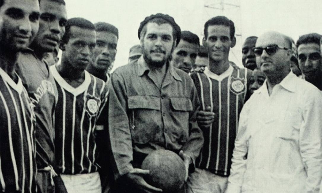 
Ernesto Che Guevara recebe em Havana o time do Madureira: pioneiro na visita ao país
Foto: Arquivo pessoal do ex-jogador Farah