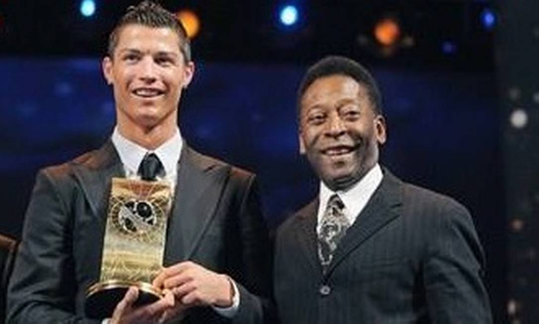 Cristiano Ronaldo e Pelé em 2008, quando o português ganhou o prêmio da Fifa de melhor do mundo Foto: Divulgação
