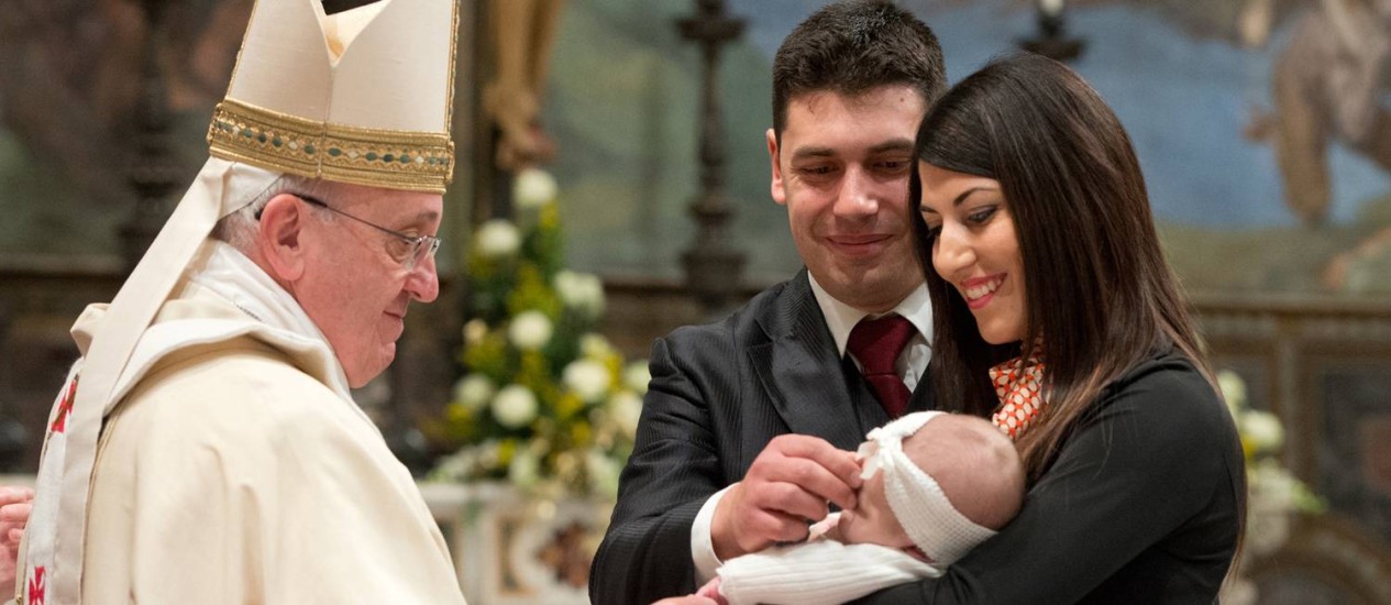 Resultado de imagem para padres batizando