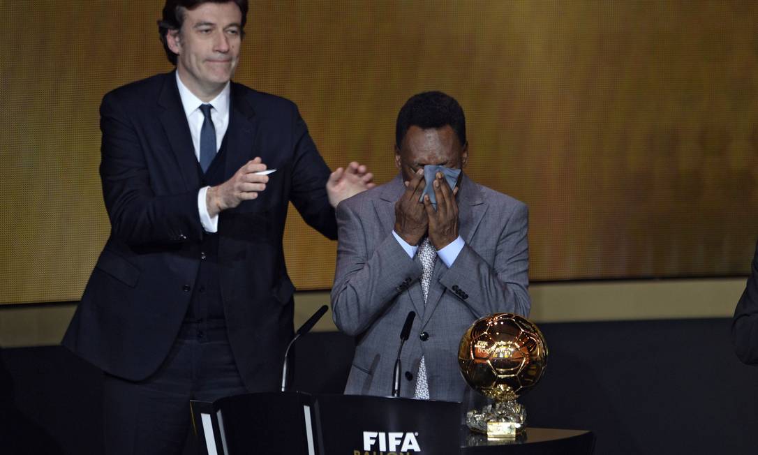 Pelé chora ao receber a Bola de Ouro especial Foto: FABRICE COFFRINI / AFP