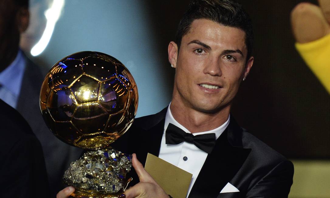 Cristiano Ronaldo com a Bola de Ouro como melhor jogador de 2013 Foto: Steffen Schmidt / AP