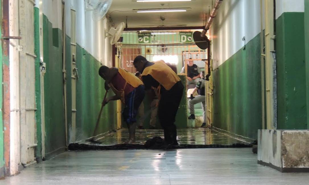 
Funcionários da Secretaria de Segurança Pública limpam galeria antes da vistoria do Fórum das Penitenciárias
Foto: Rita Barchet/ADPRS