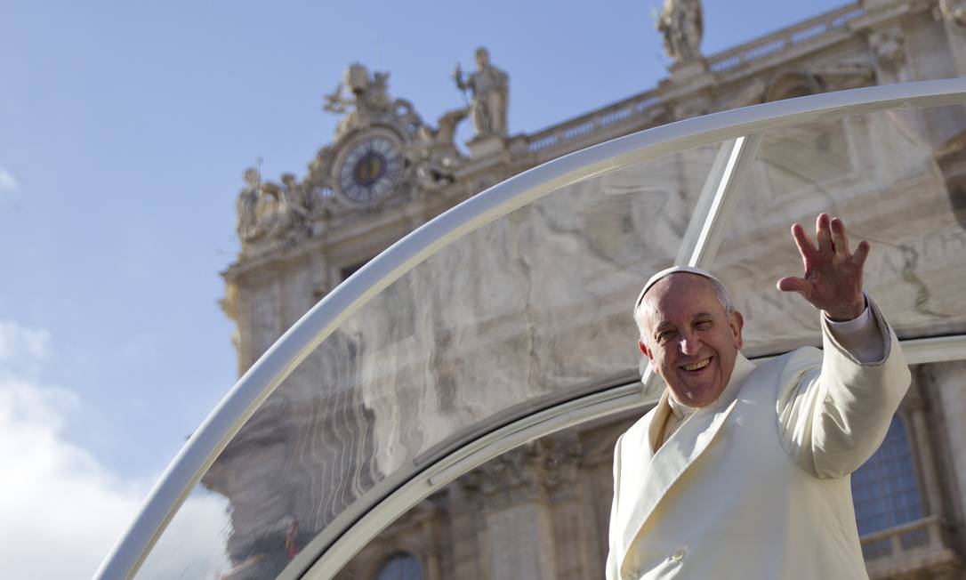 Papa acena ao fim da audiência na Praça São Pedro Foto: Andrew Medichini / AP