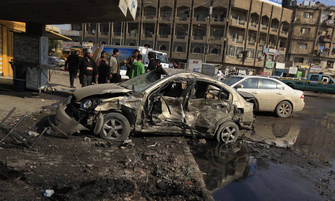 
Carro-bomba explode em Bagdá, onde 24 pessoas morreram nesta quarta-feira
Foto: STRINGER/IRAQ / REUTERS