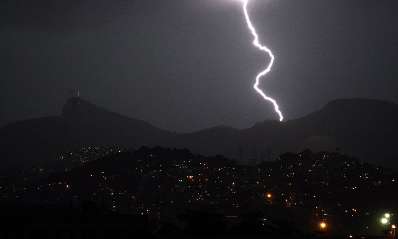 Temporal Deixa Trechos Da Cidade Sem Energia - Jornal O Globo