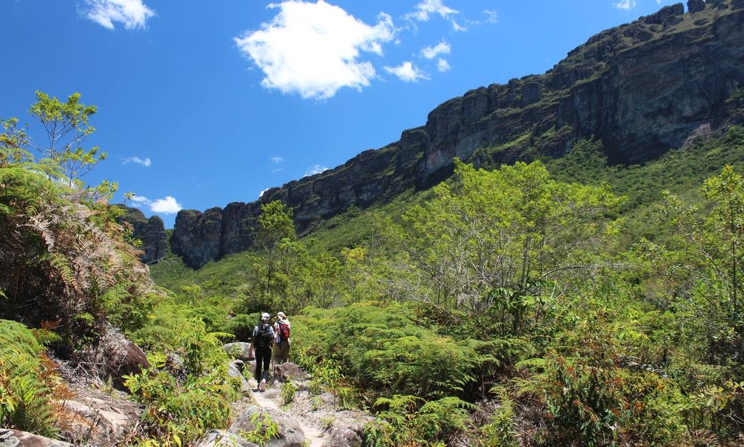 Trilhas por morros e cachoeiras do Vale do Pati contam a história da