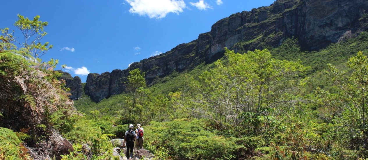 Trilhas por morros e cachoeiras do Vale do Pati contam a história da Chapada Diamantina, na