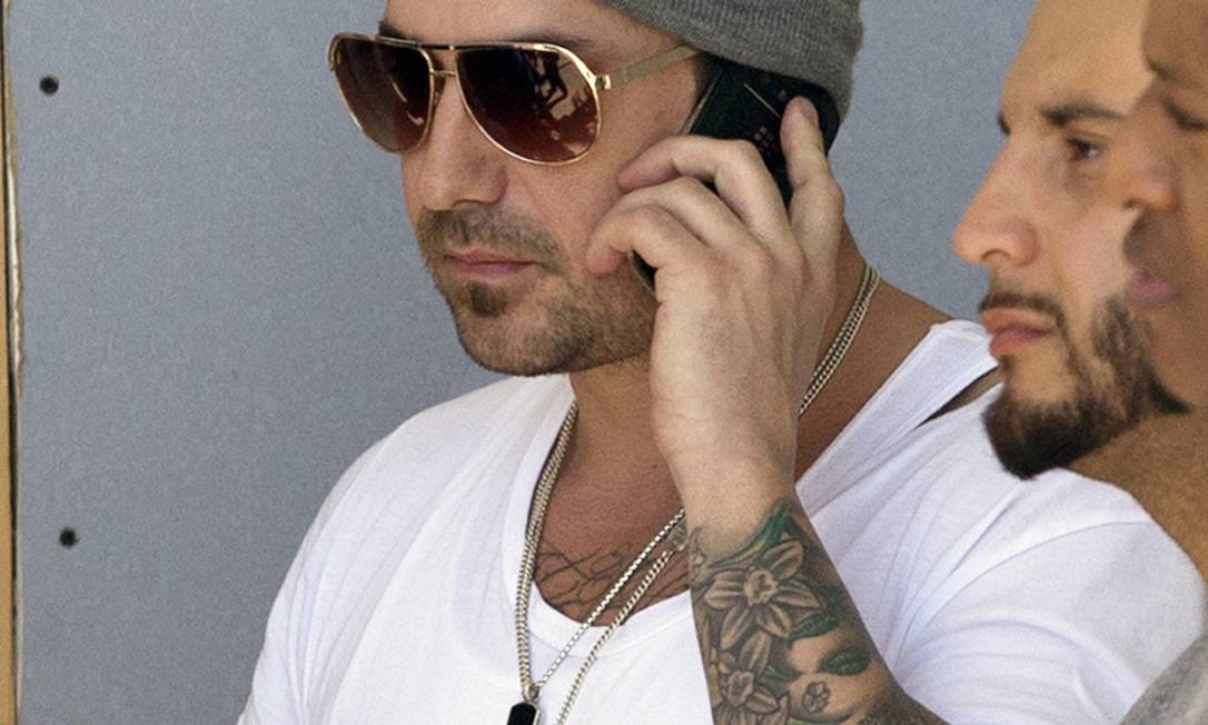 
Jeremy Bieber, pai de Justin, fala ao telefone do lado de fora do presídio Turner Guilford Knight, onde o cantor ficou detido, em Miami
Foto: Wilfredo Lee / AP