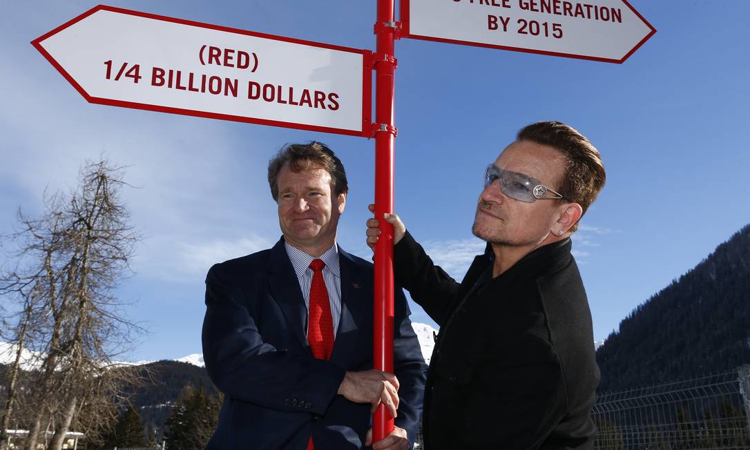 
Bono posa ao lado do diretor-executivo do Bank of America, Brian Moynihan
Foto: DENIS BALIBOUSE / REUTERS