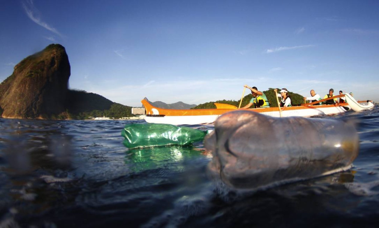 Garrafas de plástico mancham um dos cartões postais do Rio: canoas já encalharam em ilhas de sujeira flutuante Foto: Marcelo Piu / Agência O Globo