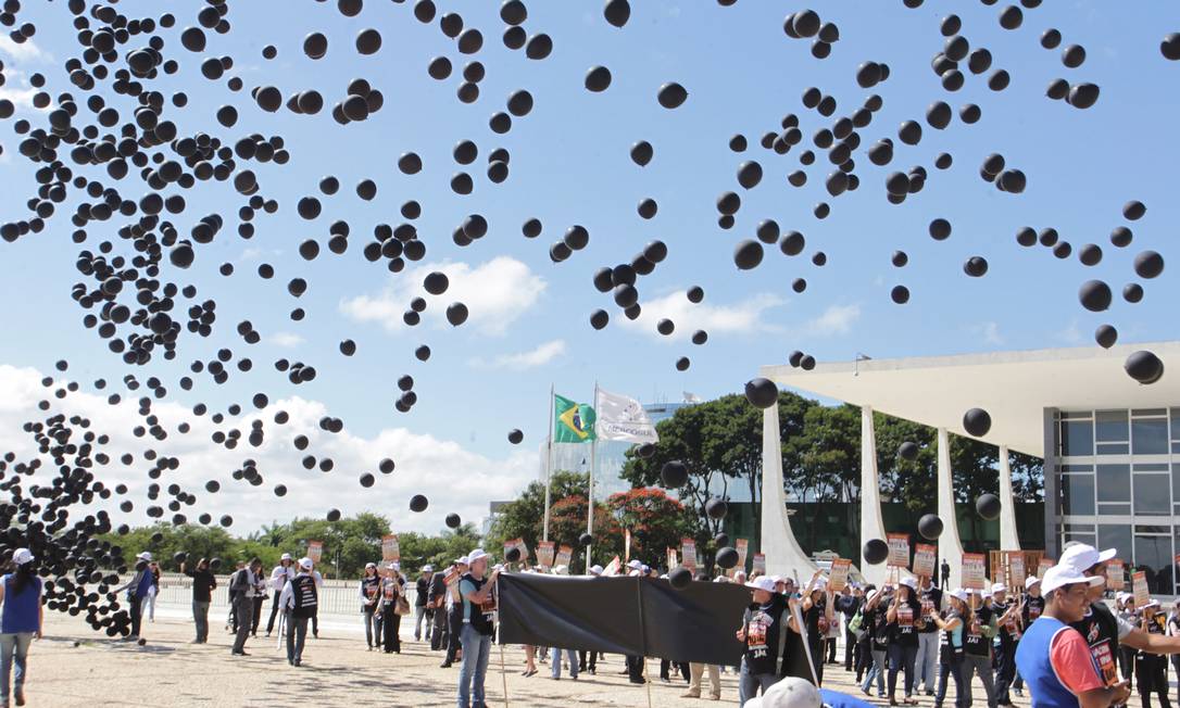 Chacina De Una Dez Mil Bal Es Pretos S O Soltos Em Frente Ao Stf Jornal O Globo