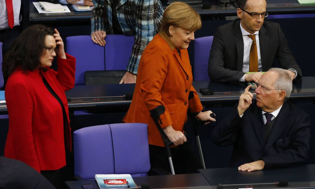 
De muleta por uma queda de esqui, a chanceler Angela Merkel conversa com o ministro das Finanças Wolfgang Schaeuble no Parlamento, em Berlim
Foto: TOBIAS SCHWARZ / REUTERS