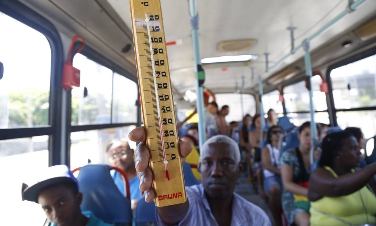 Temperaturas dentro dos ônibus podem ser até 3ºC mais altas Foto: Ana Branco / Agência O Globo