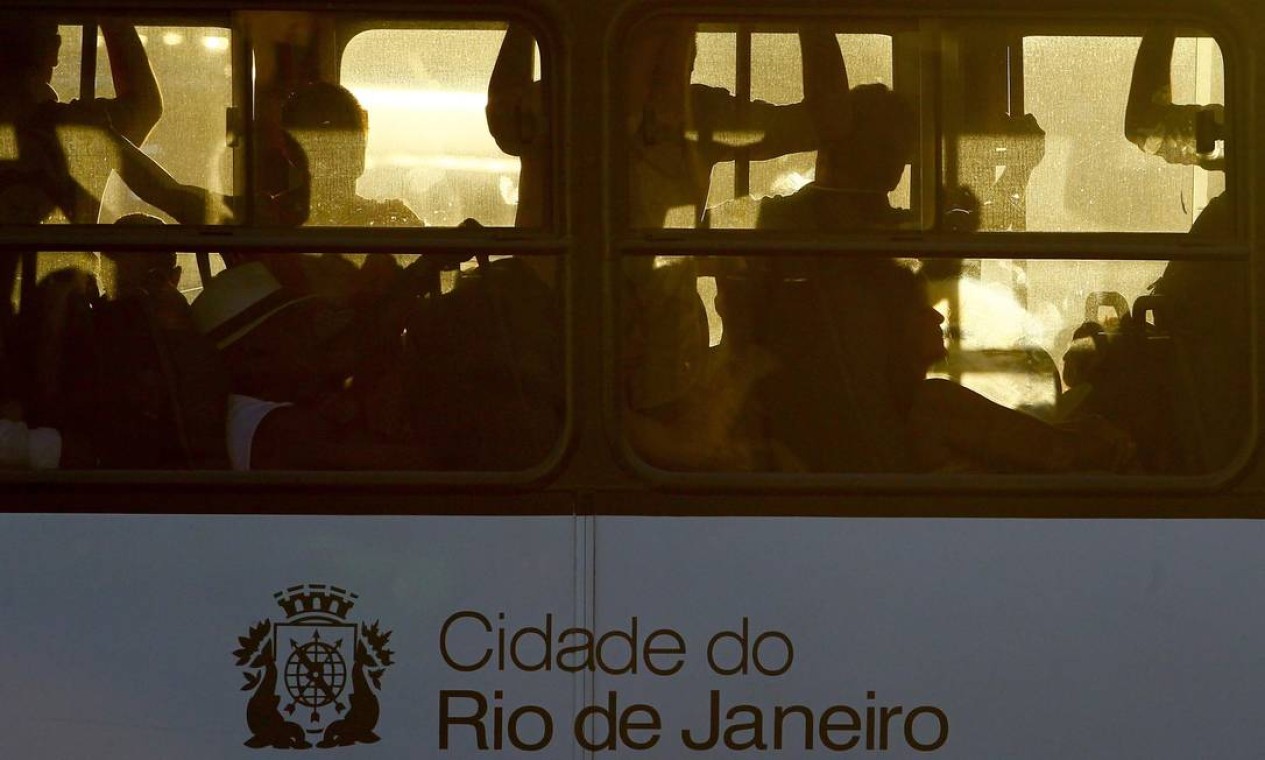 Passageiros reclamam do calor excessivo no interior dos veículos Foto: Pedro_Kirilos / AgÃªncia O Globo