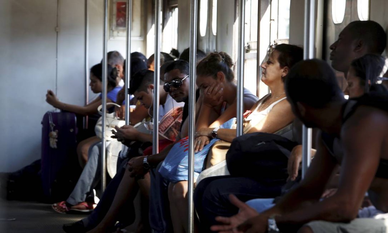 Grande parte dos trens ainda não possui ar condicionado Foto: Hudson Pontes / Agência O Globo
