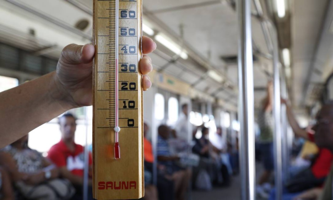 Temperaturas chegam perto dos 40ºC com facilidade nos ônibus. Grande maioria não tem ar Foto: Ana Branco / Agência O Globo