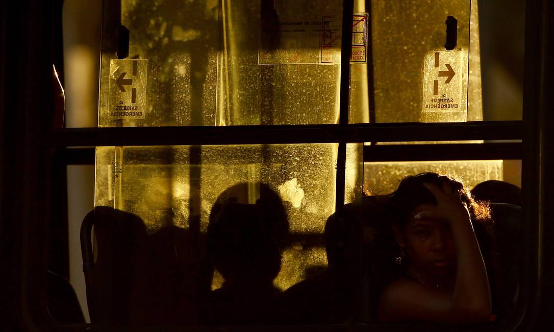 
O calor de 40 graus no verão não é novidade no Rio, mas os passageiros continuam a sofrer em ônibus sem refrigeração para ir ao trabalho e voltar para casa
Foto: Pedro Kirilos / Agência O Globo