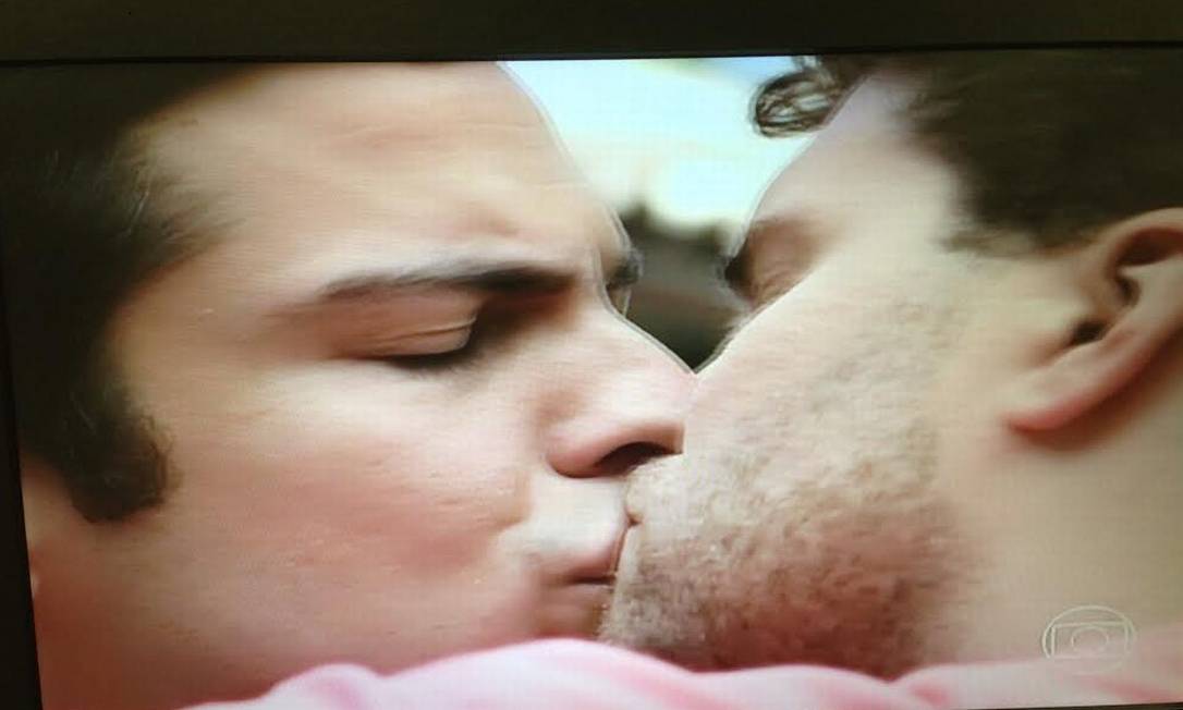 Félix e Niko se beijam Foto: Reprodução