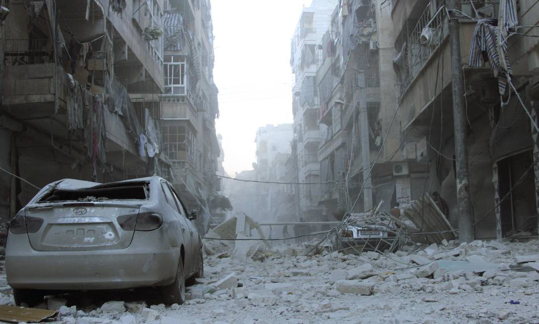 
Atques deixaram rastro de destruição em Alepo
Foto: STRINGER / REUTERS