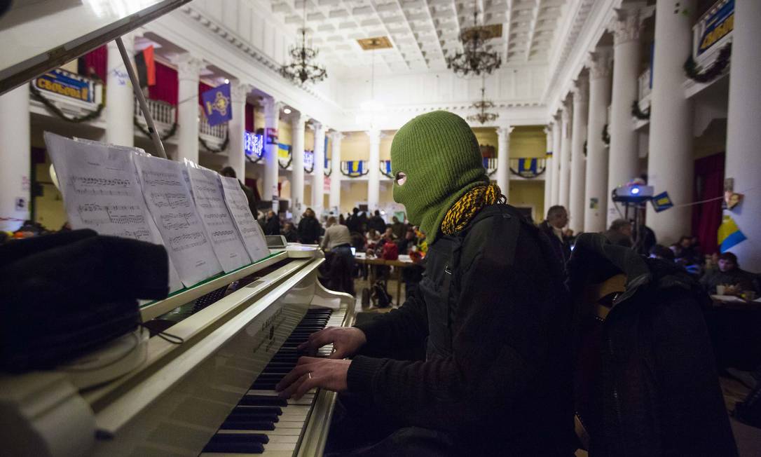 Pianista 'misterioso' que viralizou após tocar em shopping é