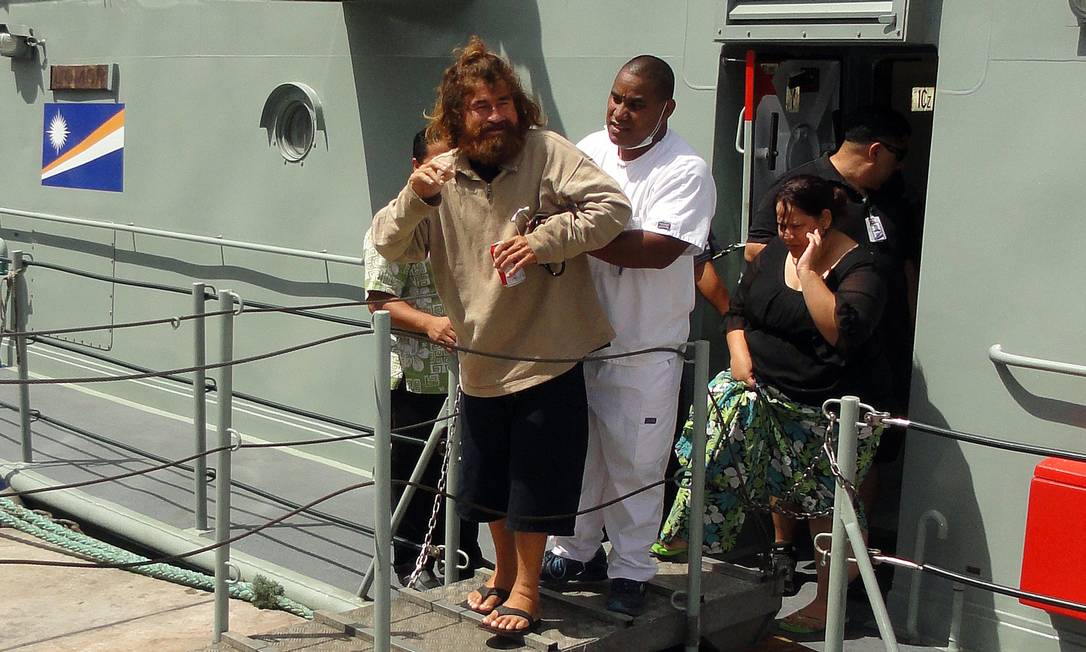
O náufrago José Salvador Alvarenga desembarca em Majuro, nas Ilhas Marshall: ele afirma ter ficado mais de um ano à deriva
Foto: GIFF JOHNSON / AFP