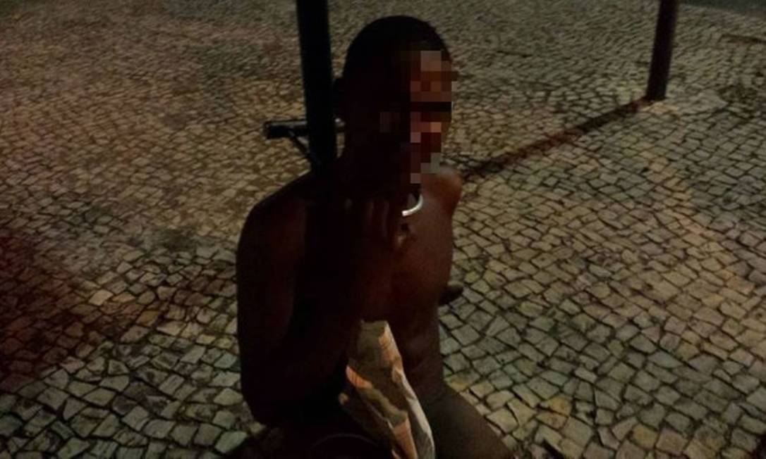 Menor acusado de praticar assaltos é espancado e preso com trava de bicicleta em poste do Flamengo Foto: Reprodução / Facebook