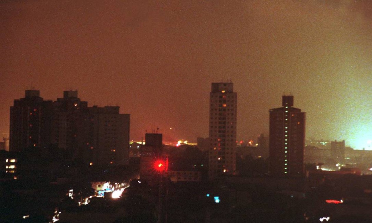 Em 1999, São Paulo (foto) ficou sem energia Foto: Célio Júlio/Agência Estado