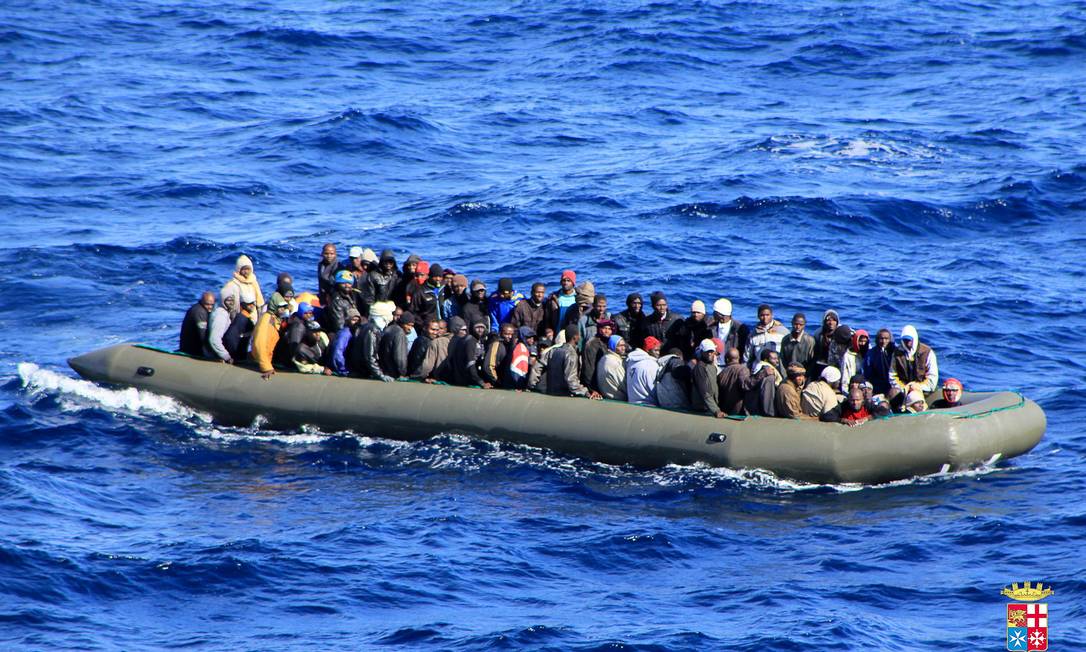 Um dos seis barcos com imigrantes resgatado pela Marinha no mar Mediterrâneo, perto de Lampedusa no começo do ano
Foto: - / AFP