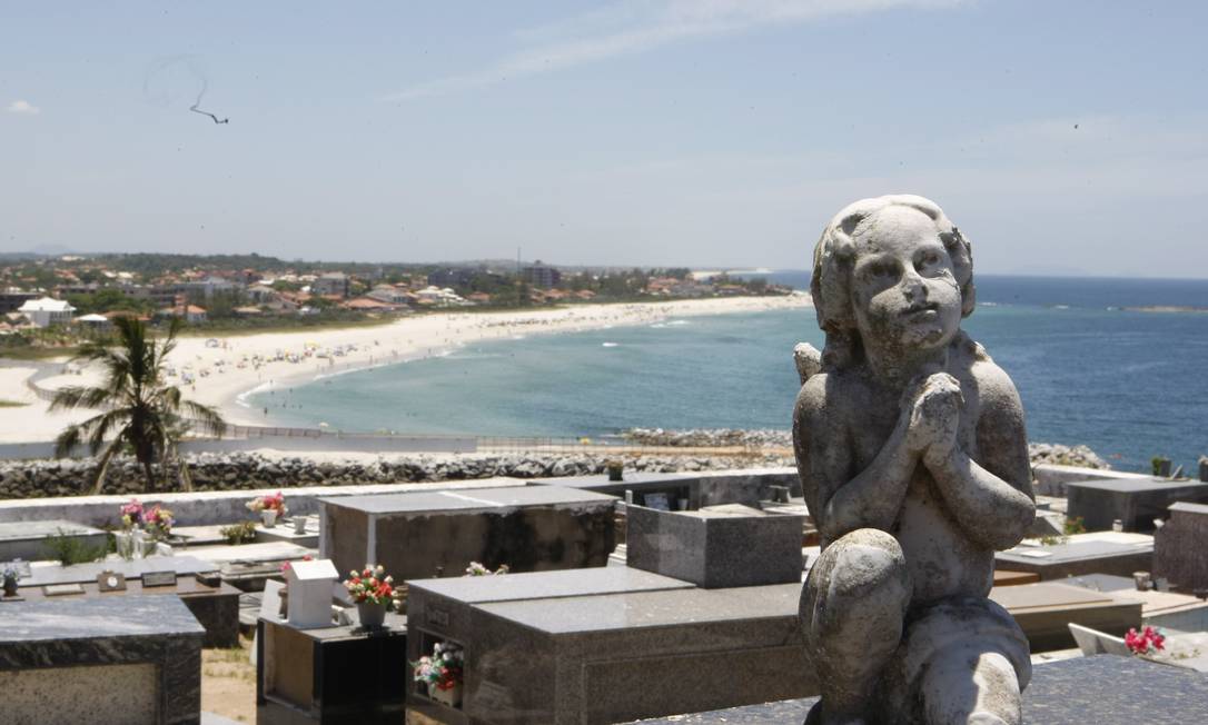 
O Cemitério Municipal de Saquarema, com a Praia de Itaúna ao fundo
Foto: Agência O Globo / Eduardo Naddar