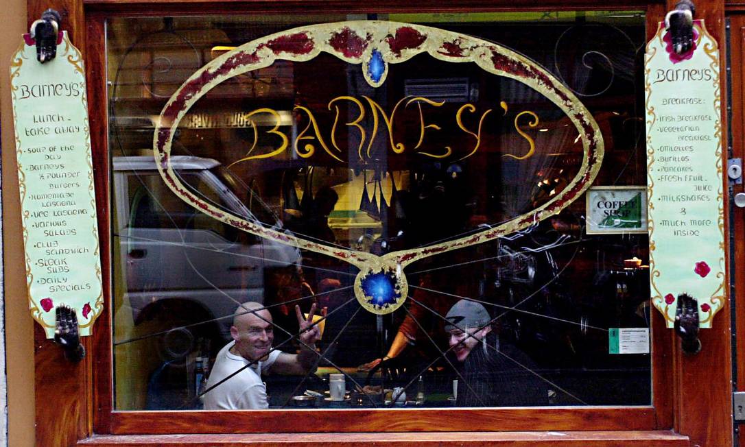 
Clientes em um coffee shop em Amsterdã: país está ficando para trás na legalização da maconha
Foto: Arquivo