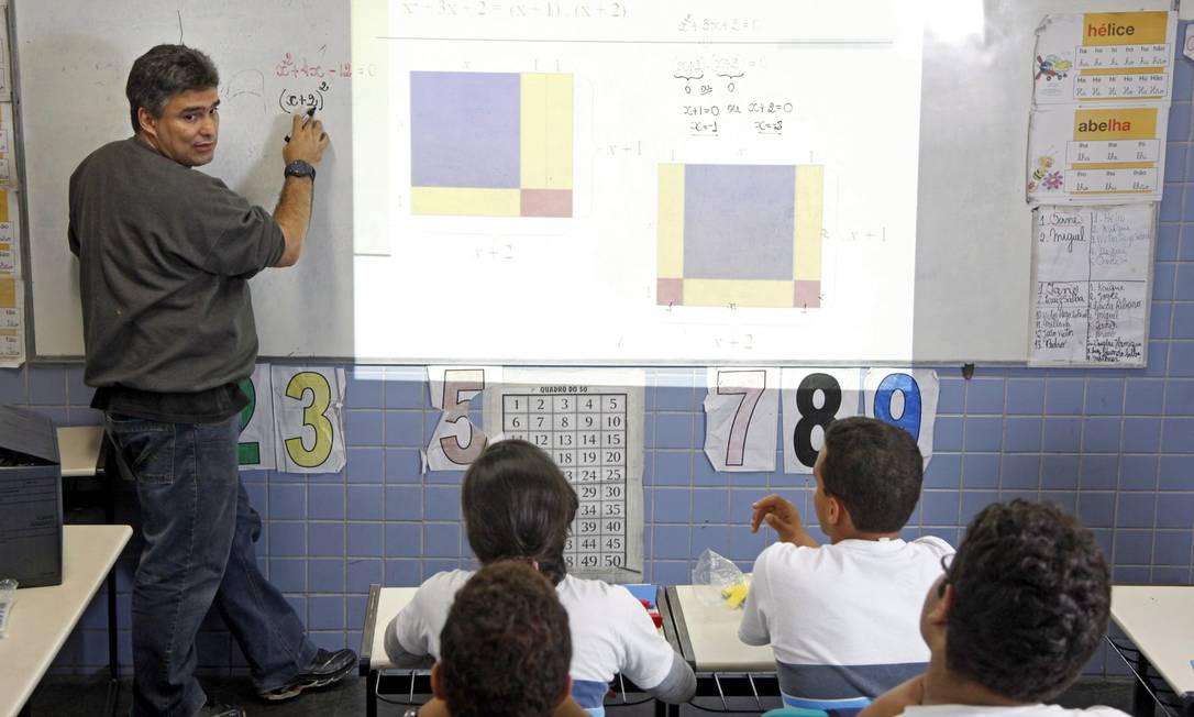 Professor de matemática dá aula em escola pública da Taquara, no Rio Foto: Fábio Rossi / Agência O Globo
