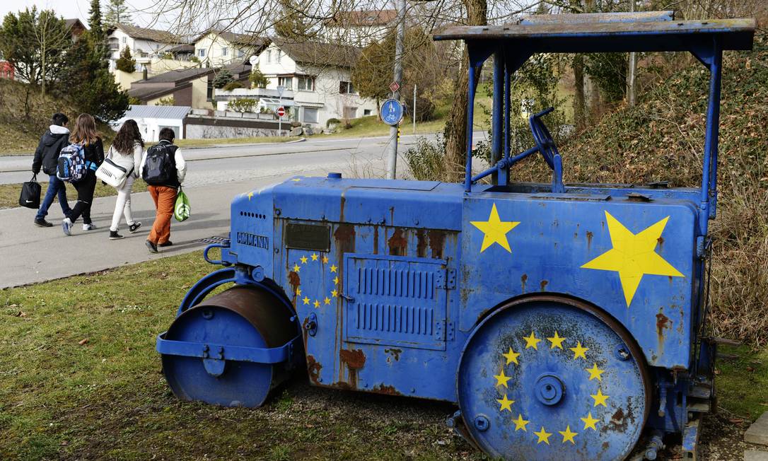 
Trator com as estrelas da União Europeia é visto à margem de uma rua em Kloten, na Suíça
Foto: Steffen Schmidt / AP