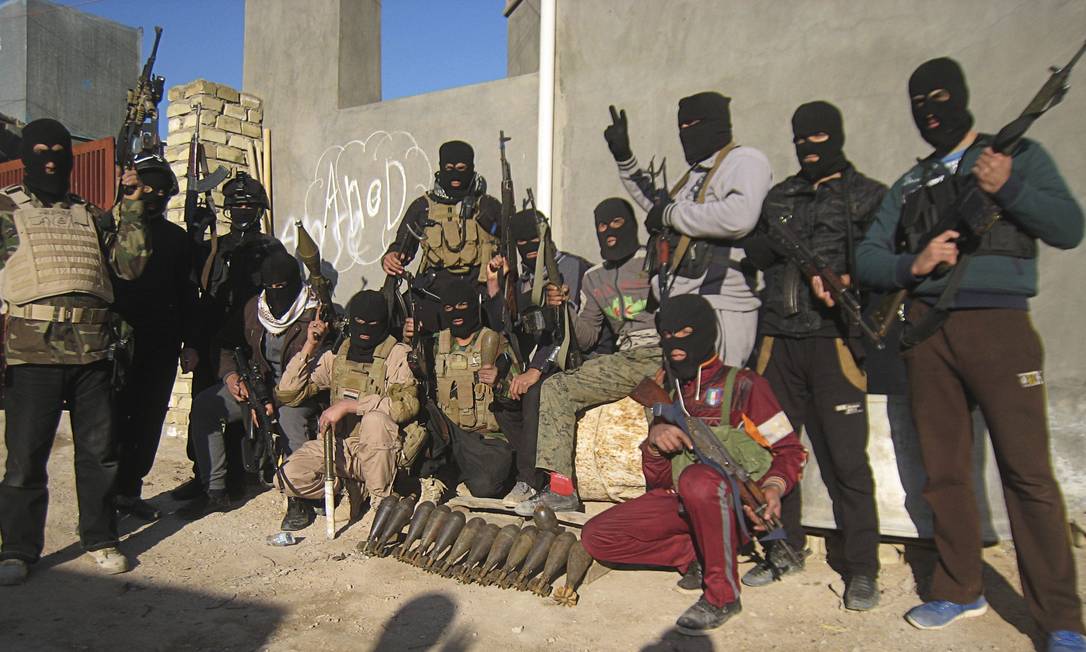 
Militantes sunitas mascarados posam em foto na cidade de Faluja, A 70 quilômetros de Bagdá
Foto: REUTERS