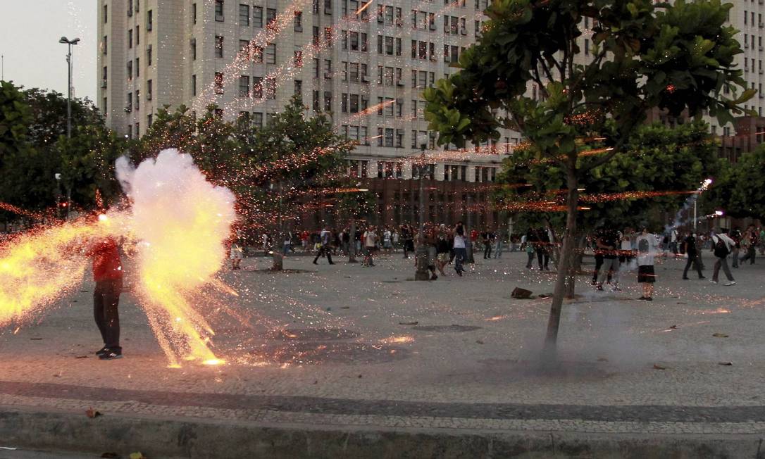 
Violência. O momento em que o morteiro atinge o cinegrafista Santiago Andrade durante um protesto na Central
Foto: Agência O GLOBO