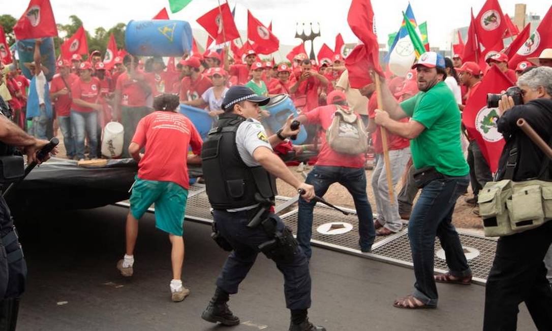 Policiais entram em confronto com manifestantes do MST Foto: Jorge Willian / O Globo
