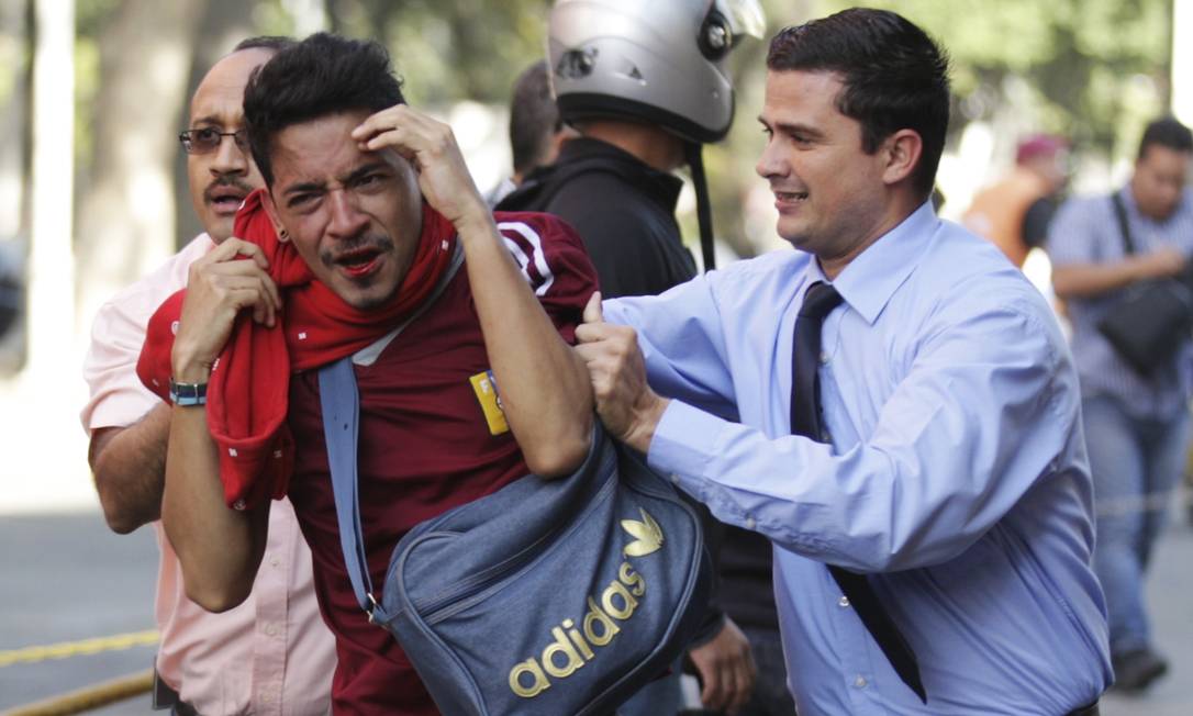Homem é detido por policiais não fardados em Caracas Foto: STRINGER/VENEZUELA / REUTERS