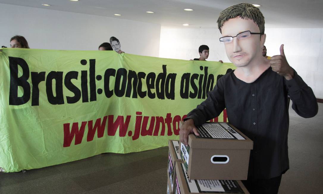 
Manifestante que apoia asilo para Edward Snowden no Itamaraty
Foto: Jorge William / Agência O Globo
